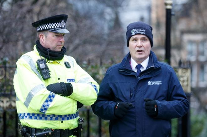 Britannian poliisien määrän laskemisen on katsottu pahentaneen väkivaltaongelmia maassa. KUVA: EPA/ROBERT PERRY