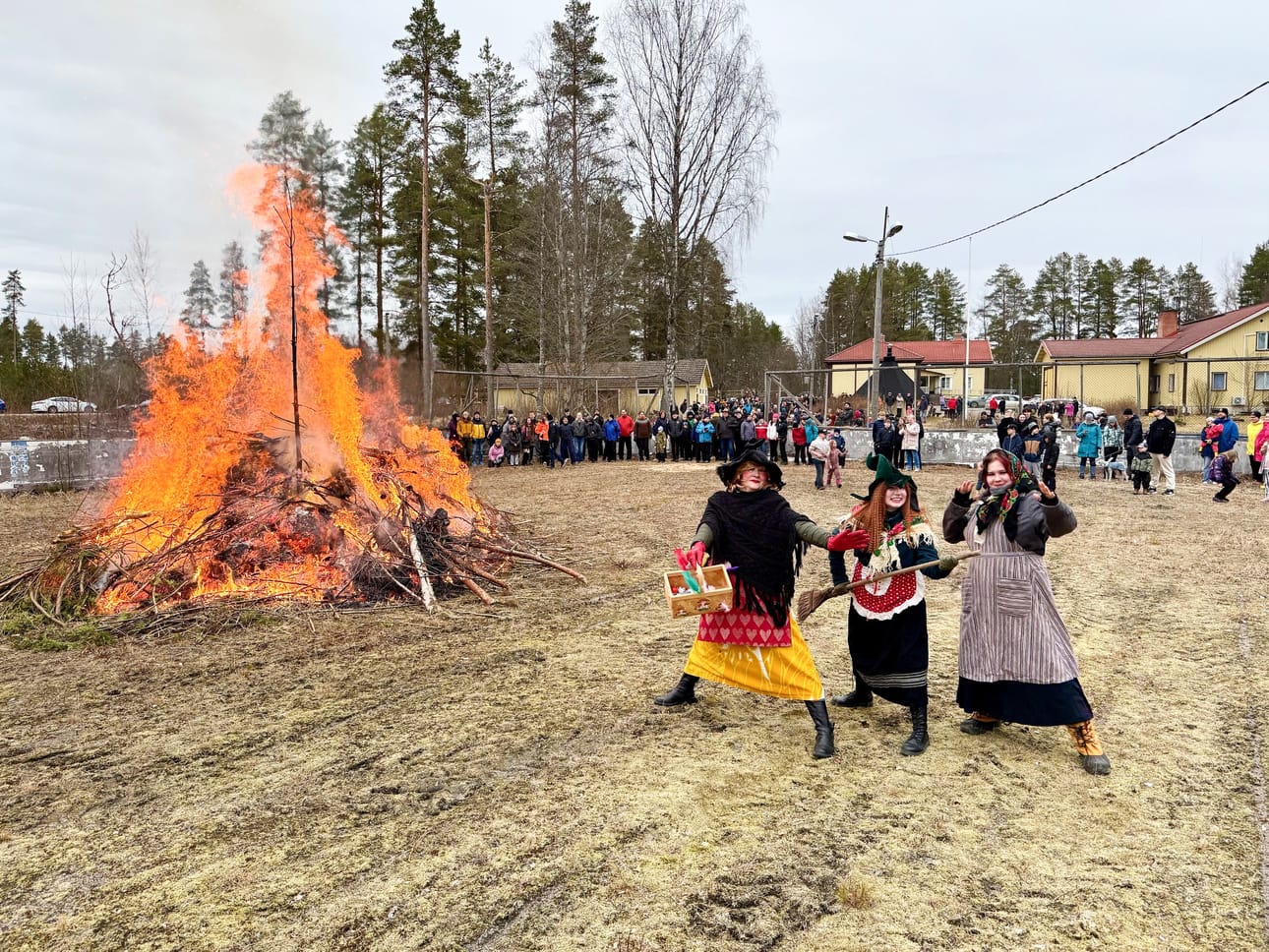 Päänoita Tuulikki Kortteinen (vas.) jakoi Alastaipaleen kokolla yllätyspalkinnon kaikille pääsiäishenkisesti pukeutuneille. Apunoitina toimivat Tuulikin tyttäret Ida-Maria Mattinen ja Siiri Kortteinen.