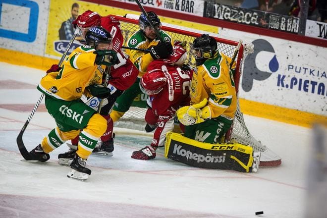 Ilves-maaliin yrittivät kiekkoa sohia vuorollaan mm. Tommi Tikka ja Aleksi Ainali. Ilveksen maalivahti Markus Ruusu (oik.) pelasi kauden ensimmäisen nollapelinsä. KUVAT: JARNO PELLINEN