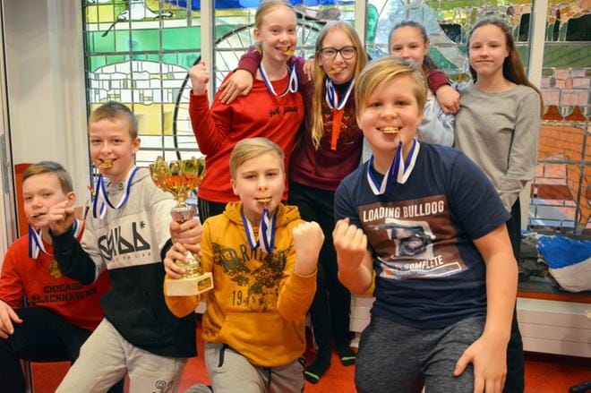 Voittojoukkueeseen kuuluivat Mico Kirvesmäki (vas.), Lasse Lehtisaari, Arsi Lamminmäki sekä Kaapo Takala. Taustalla on tyttöjen hopeajoukkue eli Kaisa Laukkanen, Maisa Mastomäki, Elsa Koskinen ja Hertta Koskinen. KUVA: MIINA HAKALA