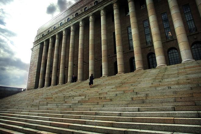 Mustasaarelaispoika Joonatan Pöntinen pääse ensi torstaina kiipeämään näitä portaita ja tapaamaan kansanedustajia ja ministeri Sanni Grahn-Laasosen (kok.)