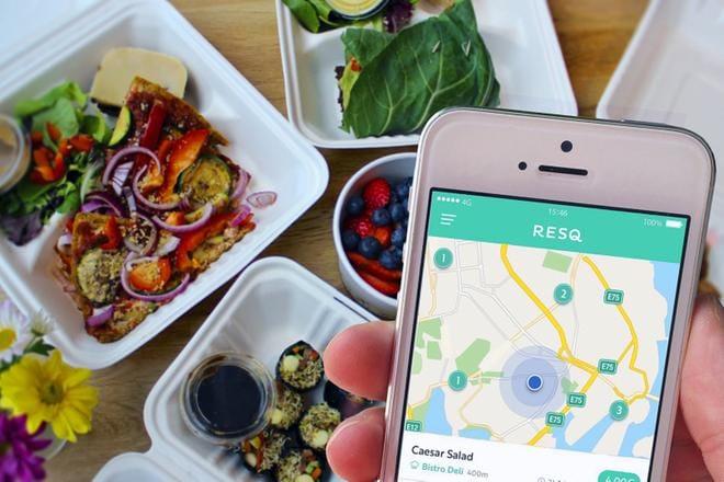 Hävikkiruokapalvelun mobiilisovellus ilmoittaa ylijäämäruokien myyntipaikat. Asiakas valitsee, maksaa ja käy hakemassa take-away -annoksensa.