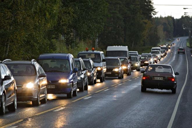 Suo­men kas­vi­huo­ne­kaa­su­pääs­töis­tä vii­den­nes tu­lee lii­ken­tees­tä ja sii­tä val­ta­o­sa tie­lii­ken­tees­tä. Muun muassa säh­kö­au­ton han­kin­ta­tu­elle ohjataan liikennettä vähäpäästöisempään suuntaan.