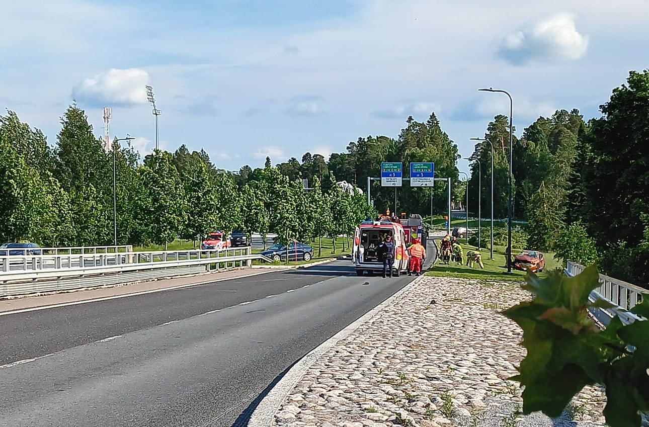 Auto ajoi toisen auton perään ja kierähti törmäyksen seurauksena pientareelle Hietalahdessa.