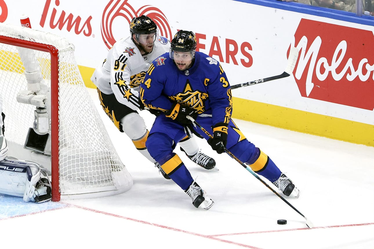 Auston Matthews otti mittaa Connor McDavidista. LEHTIKUVA/AFP