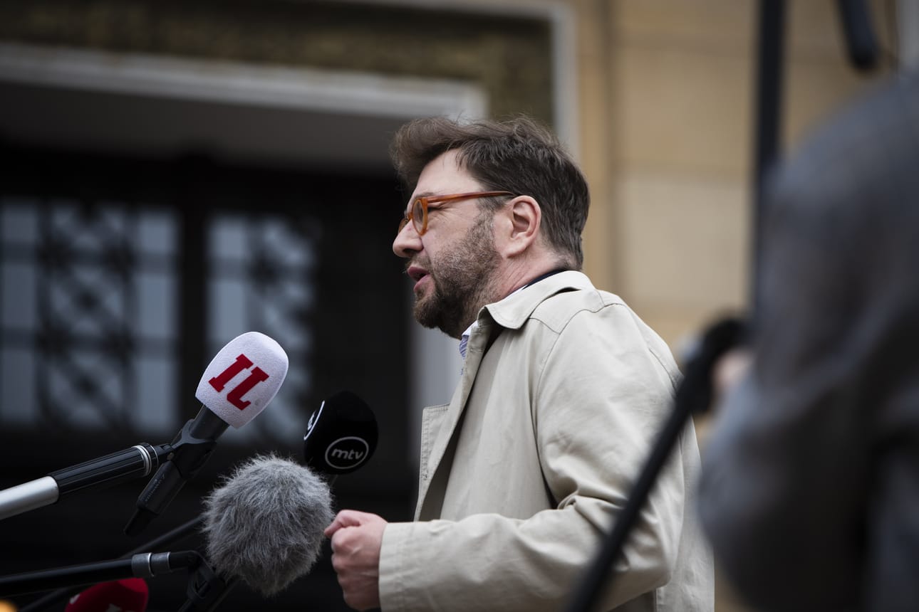 Liikenne- ja viestintäministeri Timo Harakka esittää lisäbudjetissa 5 miljoonan euron tuen journalistiseen työhön ja 2,5 miljoonan euron tuen uutistoimistoille.