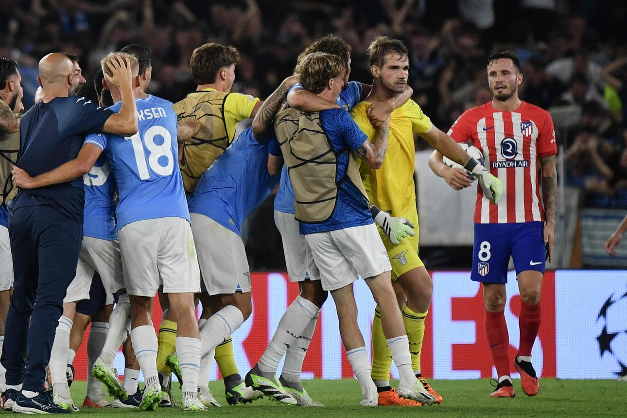 Lazion maalivahti Ivan Provedel (toinen oikealta) puski tasoituslukemat Atletico Madridia vastaan. LEHTIKUVA/AFP