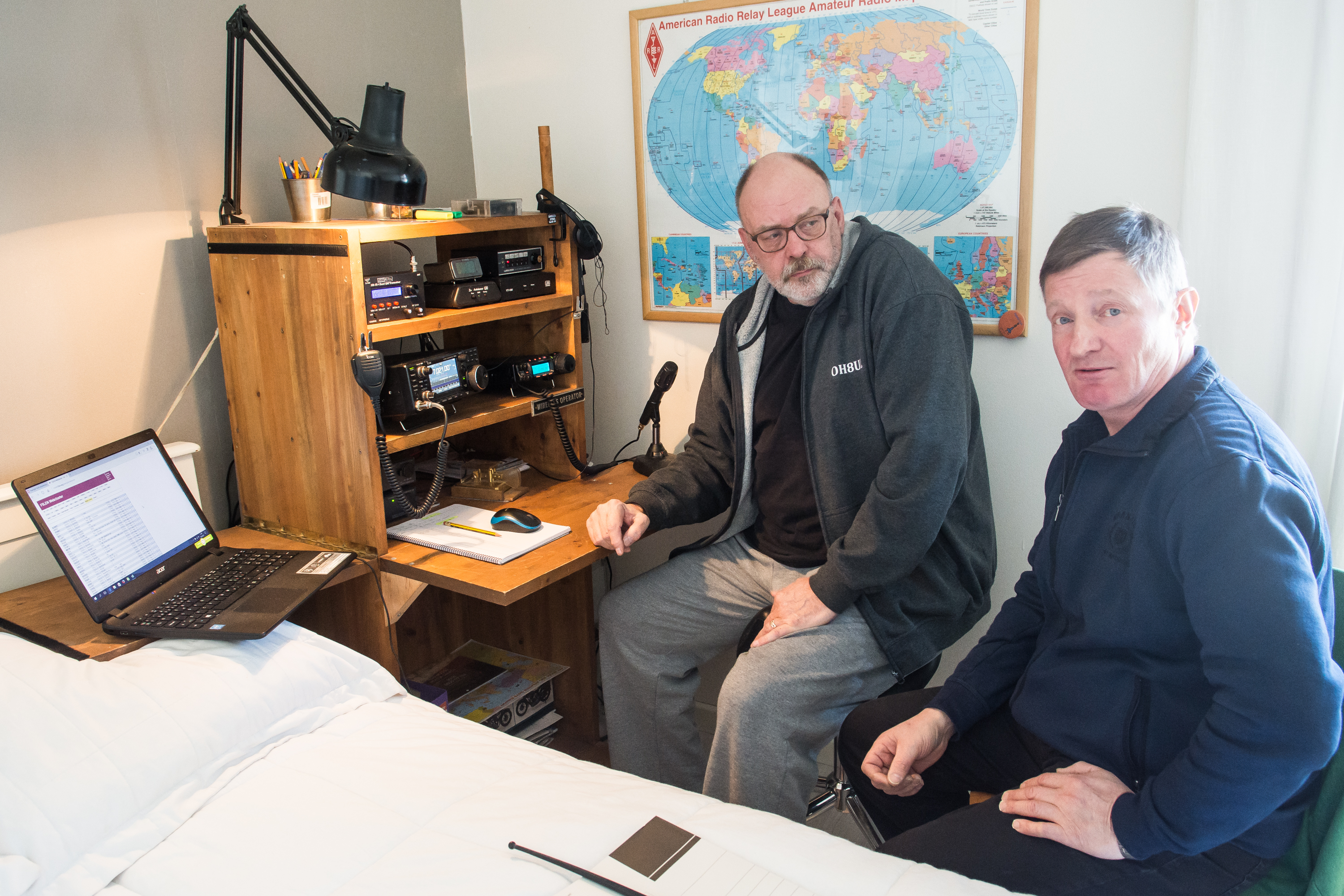 Jorma Sallinen ja Reijo Veteläinen puhuvat radiotermeillä, joita maallikko ei hevin ymmärrä.