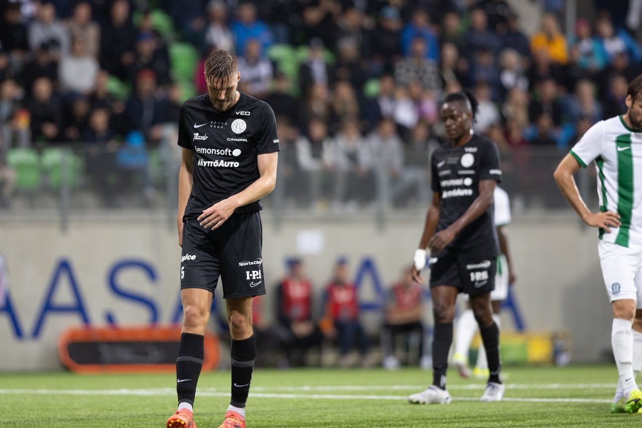Mikko Pitkäsen ulosajo oli eräänlainen ottelun kulminaatiopiste torstaina, VPS joutui pelaamaan lopun vajaalla.