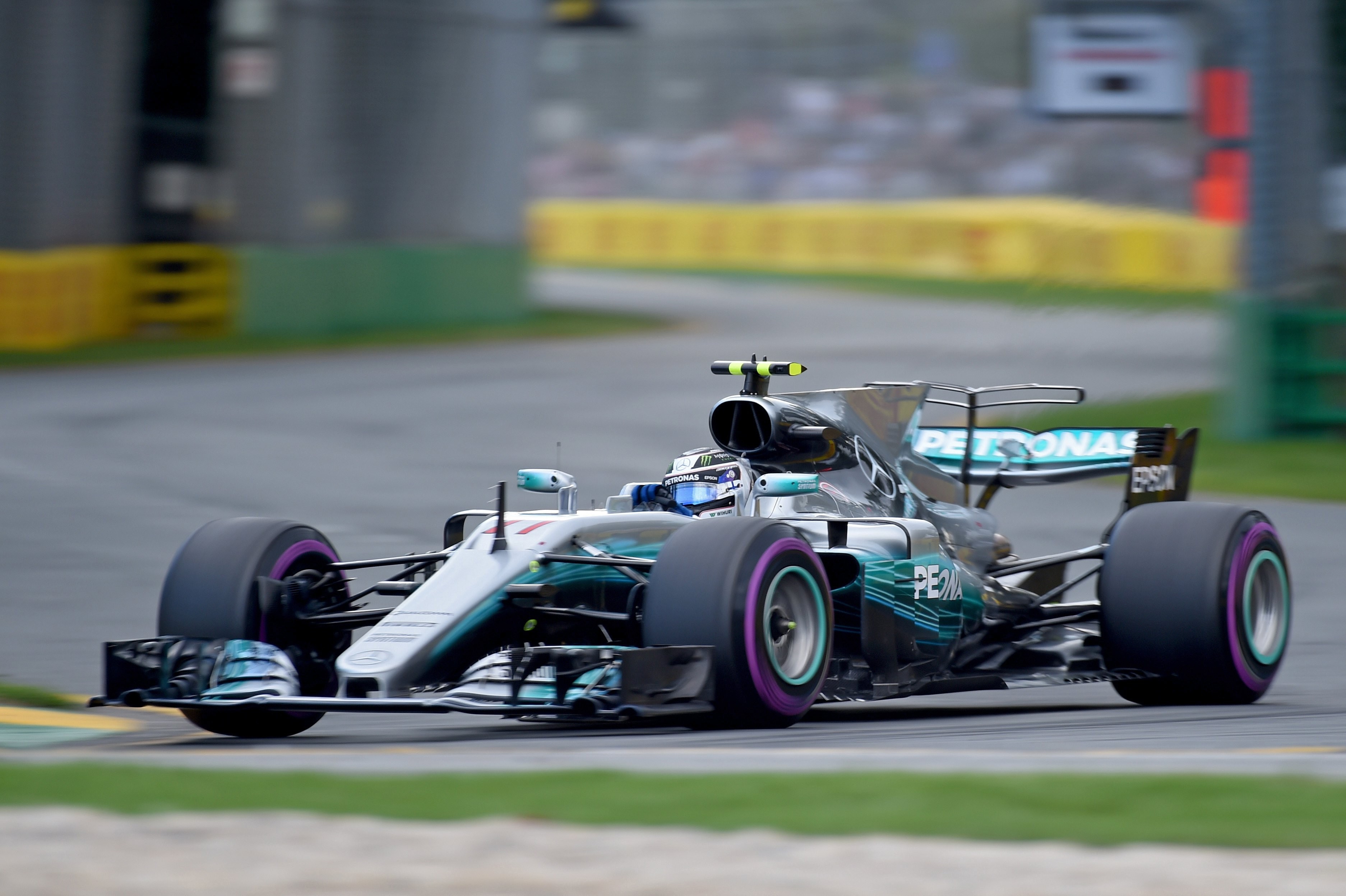 Valtteri Bottas ylsi ensimmäisessä kisassaan Mercedeksellä kolmanneksi.