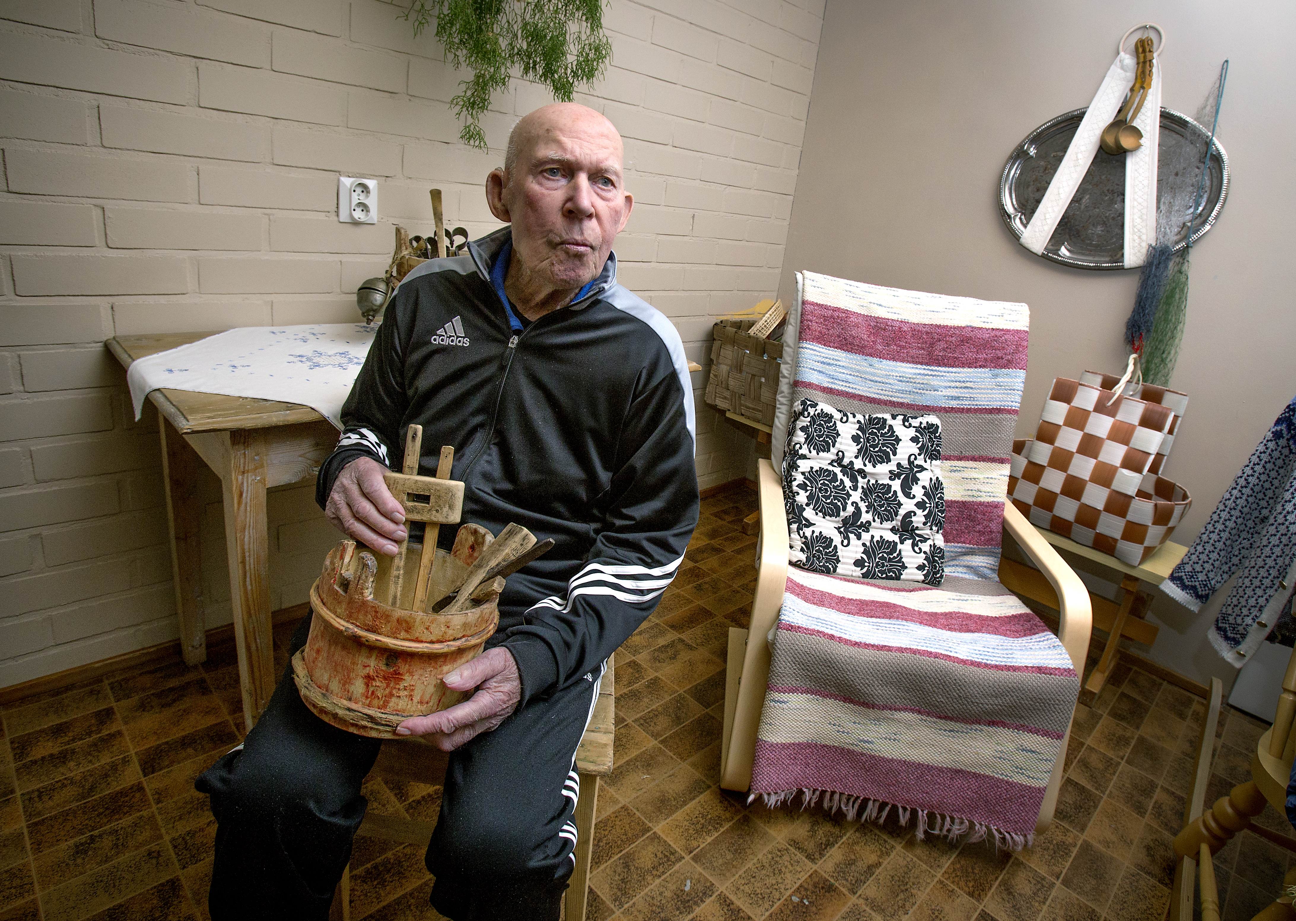 Aarne Ukkola täyttää Siikajoella sata vuotta. Sylissään hänellä on itseään nuorempi, hänen isänsä vuonna 1922 puusta tekemä voikulho.