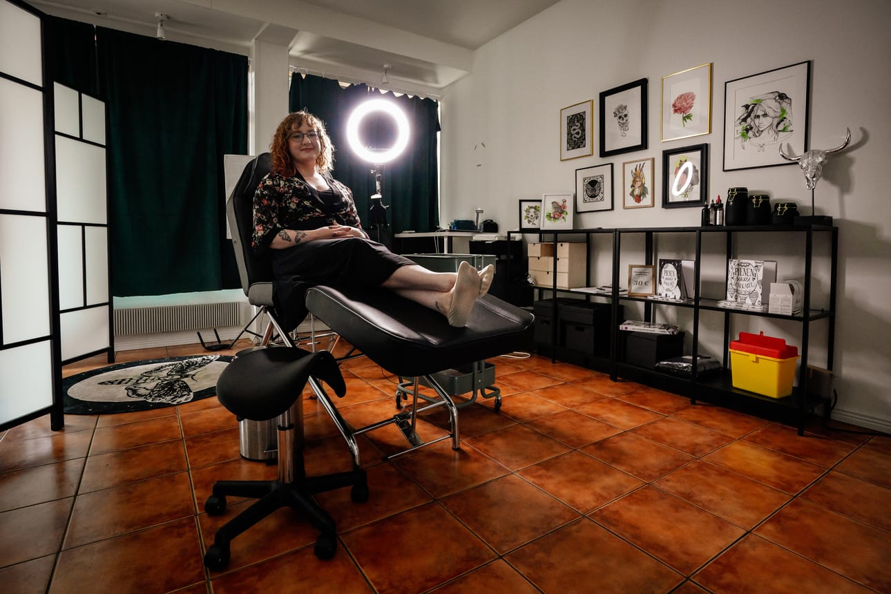 Sanna Sillanpää tatuointistudiollaan Vaasassa. Ala on viime vuodet ollut murroksessa. − Tatuointistudiot eivät enää ole mitään mustia luolia, jossa soi örinähevi, Sillanpää sanoo.