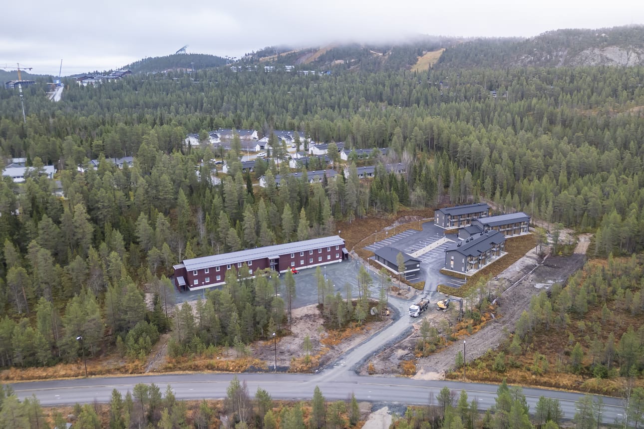 Hanhikiven kaatuneen ydinvoimalahankkeen tiimoilta reilut 300 kilometrin matkan Rukalle kulkeutunut uusi moduulitalo (vasemmalla) on valmistunut.