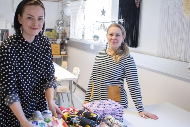 Taito Etelä-Pohjanmaa ry:n Fiia Harju-Säntti ja Marja Hemminki-Haapoja aloittavat tapahtuman rakentamisen Sedun tiloihin perjantaina. Toiveena on, että ompelutapahtuma järjestettäisiin myös jatkossa. KUVA: HELENE VARILA