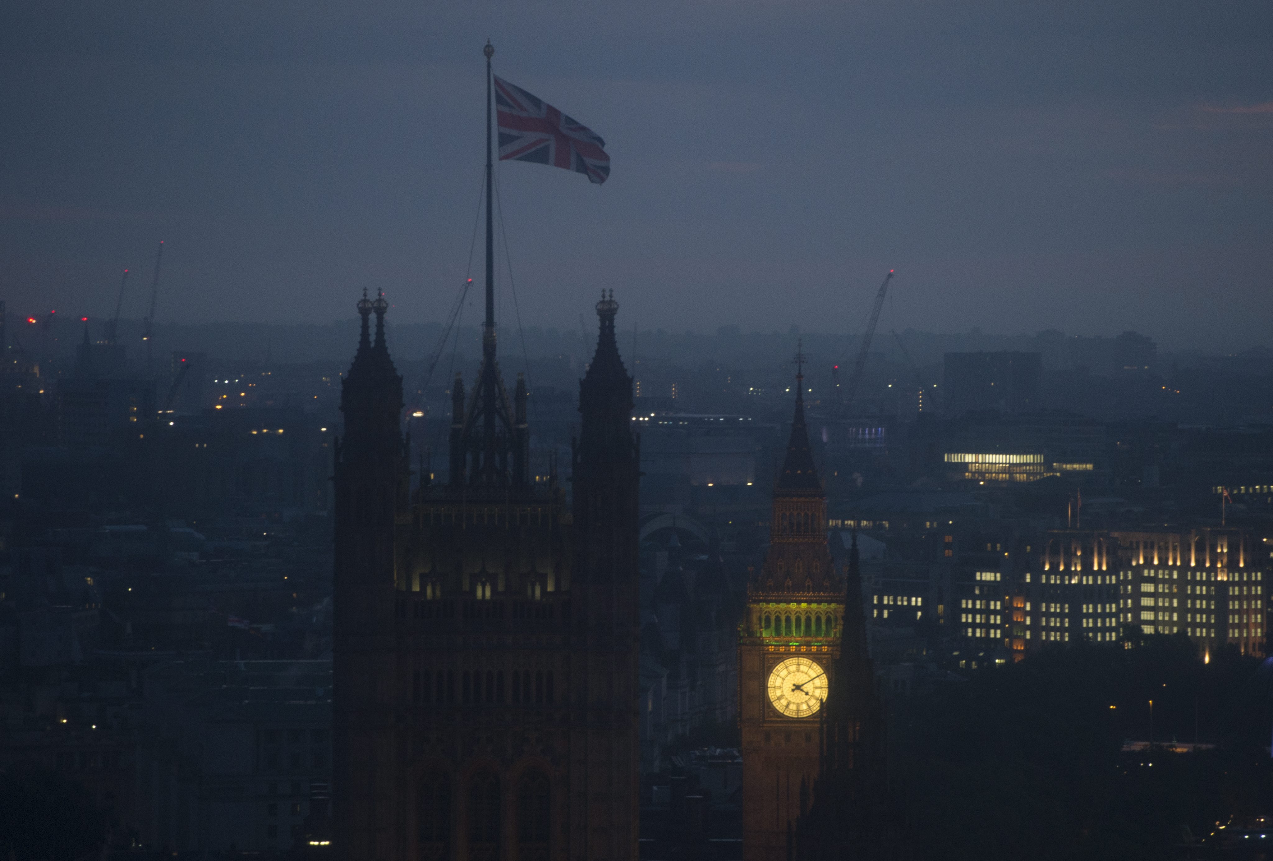 BBC kertoi Twitterissä, että Britannia jättää virallisten tulosten mukaan EU:n.