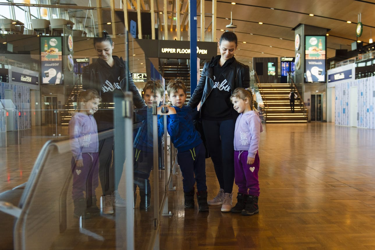 Unkarinsuomalaisella Eszter Osmalalla on huoli ikääntyvistä vanhemmista, jotka asuvat Unkarissa. –Koen, että vaikeina aikoina on tärkeää, että perhe on yhdessä. Siksi päätin lähteä lasten kanssa Unkariin, Osmala kertoo. Hän toivoo, että päätös oli oikea, sillä takaisin on vaikea päästä. Elias ja Valentina Osmalaa ei koronavirus huoleta.