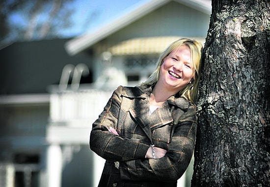 Mirella Lesonen piipahti Oulunsalossa vanhempiensa luona pari päivää asioita hoitamassa. Hollantiin asettuminen ja muun muassa ajokortin hankkiminen vaatii pienen paperisodan.