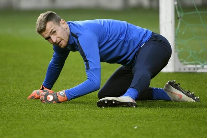 Suomen maalivahti Lukas Hradecky joutuu taas venymään parhaimpaansa, kun Suomi kohtaa jalkapallon Kansojen Liigassa Viron Tallinnassa. KUVA: LEHTIKUVA/MARKKU ULANDER