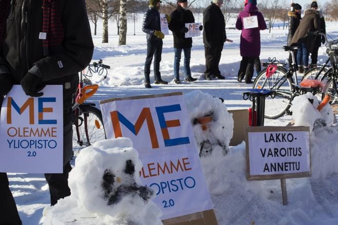 Vaasan yliopiston työntekijät ilmaisivat viikko sitten mieltään yliopistonrannassa. KUVA: MINNA ANTILA