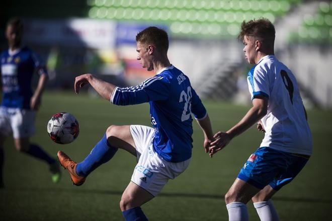 VIFK:n Jeremiah Streng taituroi pallon kanssa ja kuopiolaisten Arttu Heinonen seurasi kiinnostuneena. KUVA: JARNO PELLINEN
