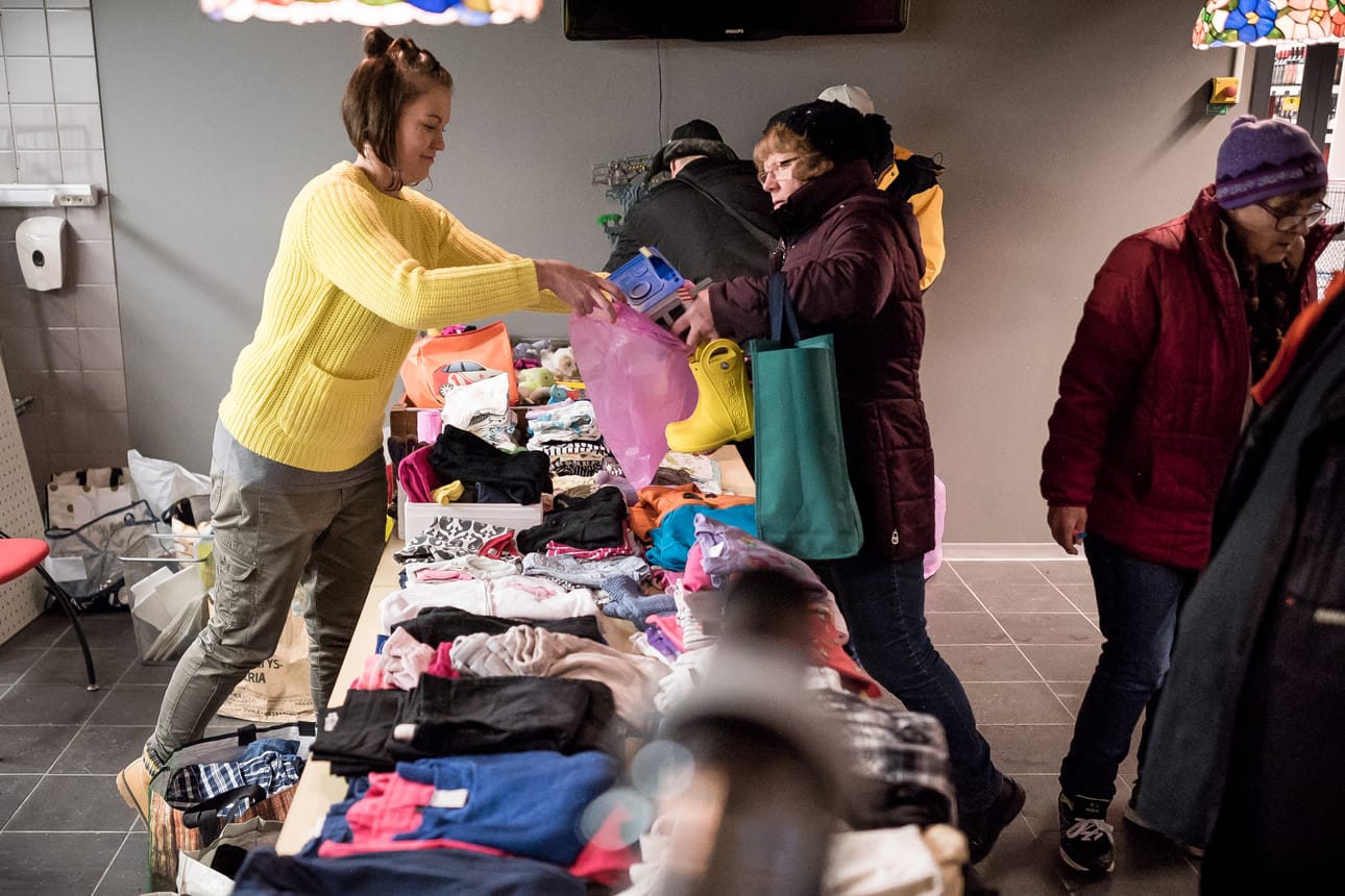 – Hyvää joulua. Mia Lakso (vas.) pakkasi Kaarina Väisäsen hyväntekeväisyyspisteeltä löytämät lasten kengät ja vaatteet.