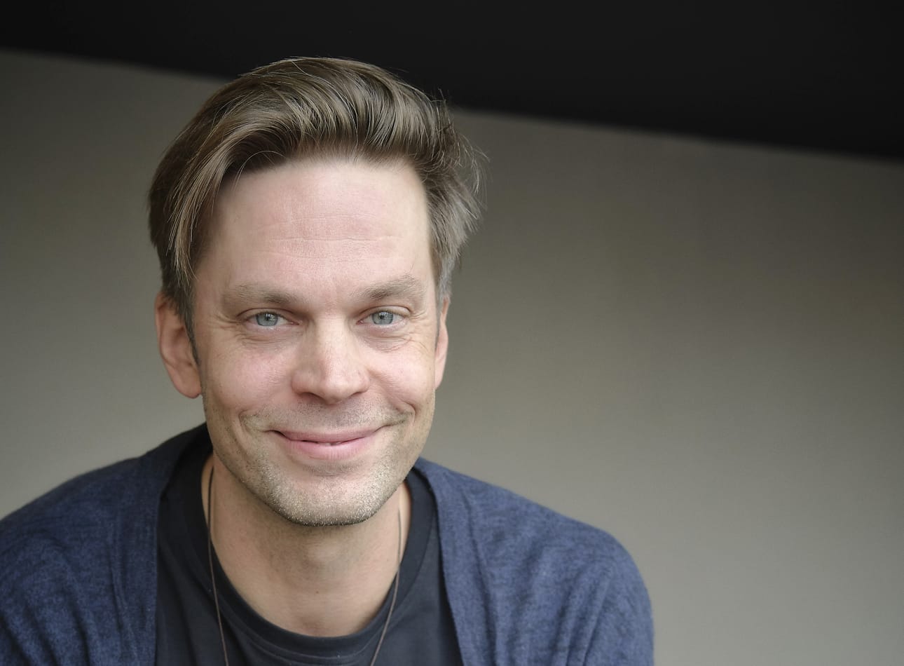 Mikko Nousiainen näyttelee Jari Sarasvuota Tuukka Temosen Valmentaja-elokuvassa.