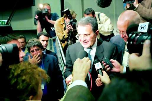 Romano Prodin johtama EU-komissio jatkaa työtään.