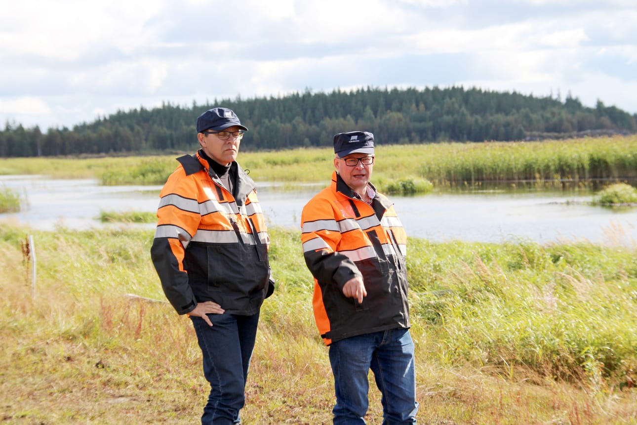 Turveruukin toimitusjohtaja Heikki Karppimaa ja laatupäällikkö Vesa Pikka katselevat tyytyväisenä jo melko märkää ja vuodessa runsaasti kasvittunutta Hangasnevaa. Sorsastajat ovat nevalta saaneet saalista jo useana vuonna.