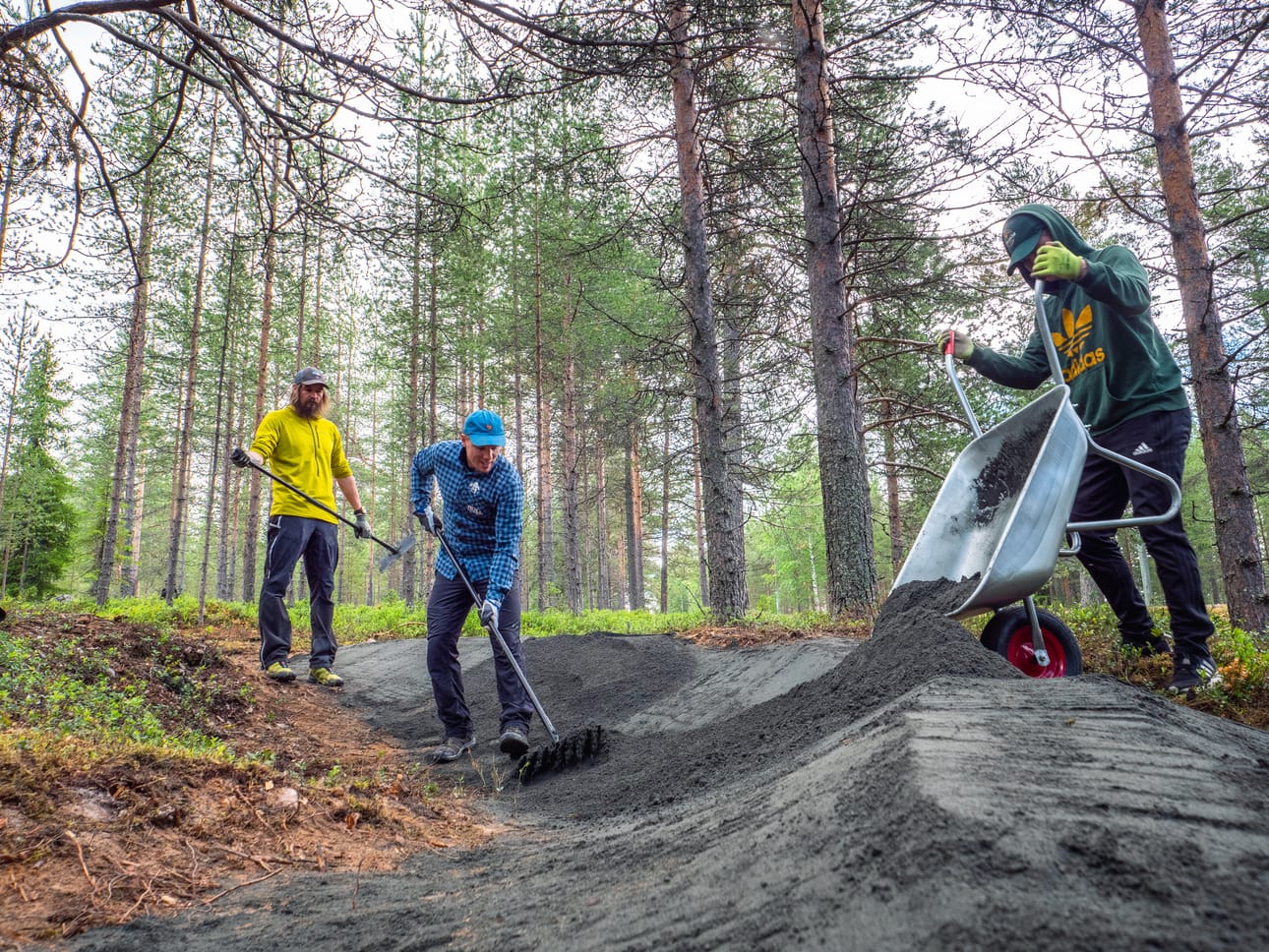 Roll Outdoorsin maastopyöräpolku valmistui kesän aikana talkoovoimin. Polun kaltevat mutkat eli bermit muotoiltiin rinteeseen kuokin ja lapioin.