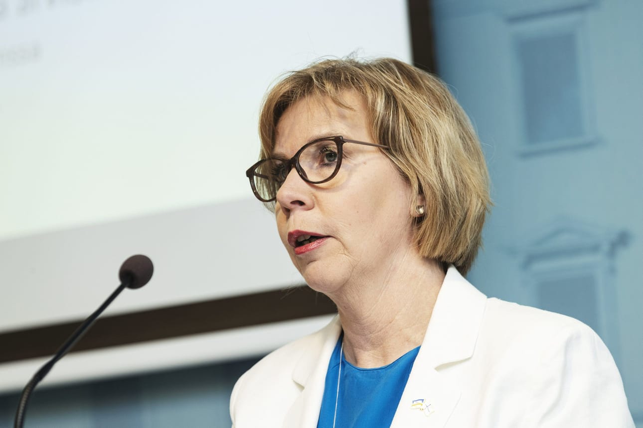 Oikeusministeri Anna-Maja Henriksson valmiuslain tarkistamista käsittelevässä tiedotustilaisuudessa Helsingissä 28. huhtikuuta 2022.