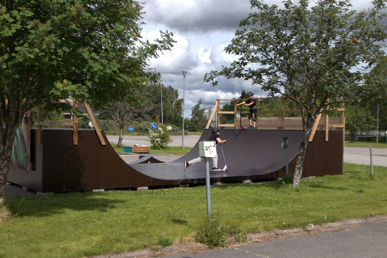 Ramppi kruunasi skeittiparkki Töyssyn kokonaisuuden.