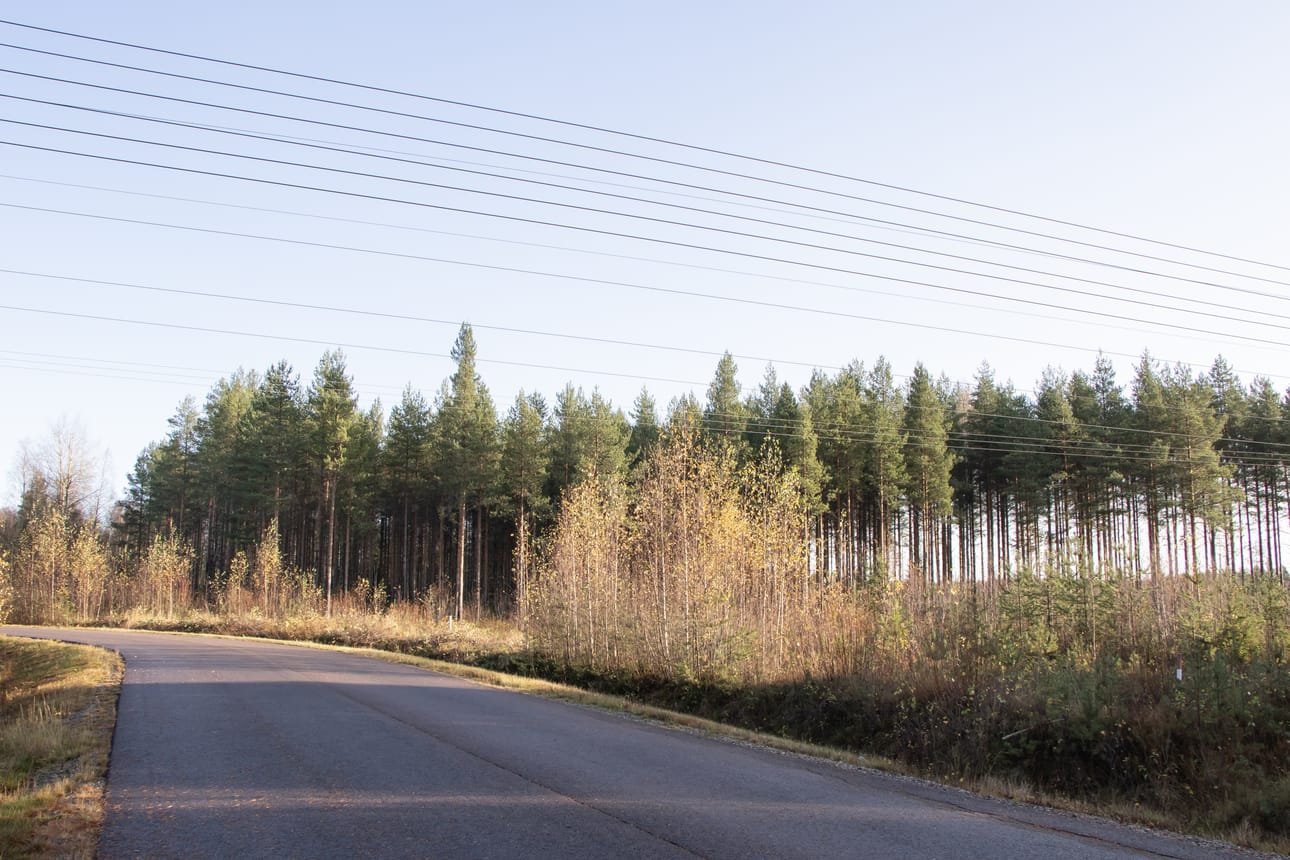 Laanilan teollisuusalueella sijaitseva tontti oli ollut yrityksen tarkoitukseen paras vaihtoehto. Noin 1,5 hehtaarin terminaalikenttä pinnoitetaan osaksi asfaltilla ja loppuosa jää murskepinnalle.