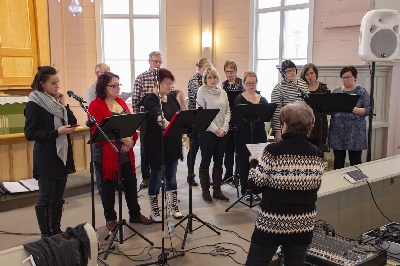Vihantilainen Anne Huhtala on johtanut Piippolan kuoroja reilut kaksi vuotta. Hän iloitsee siitä, että kirkkaasti soivat sopraanot ja vahvat väli- ja alaäänet mahdollistavat hyvinkin vaihtelevan ohjelmiston.