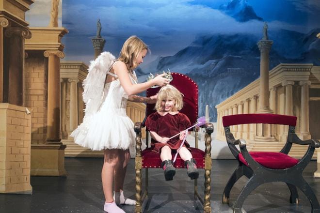 Sienna Rönnblad kokeili Teatterimuseossa, minkälaista olisi olla enkelisiipinen ballerina. Iiris Nyrönen nautti prinsessan roolista. KUVA: Kimmo Penttinen