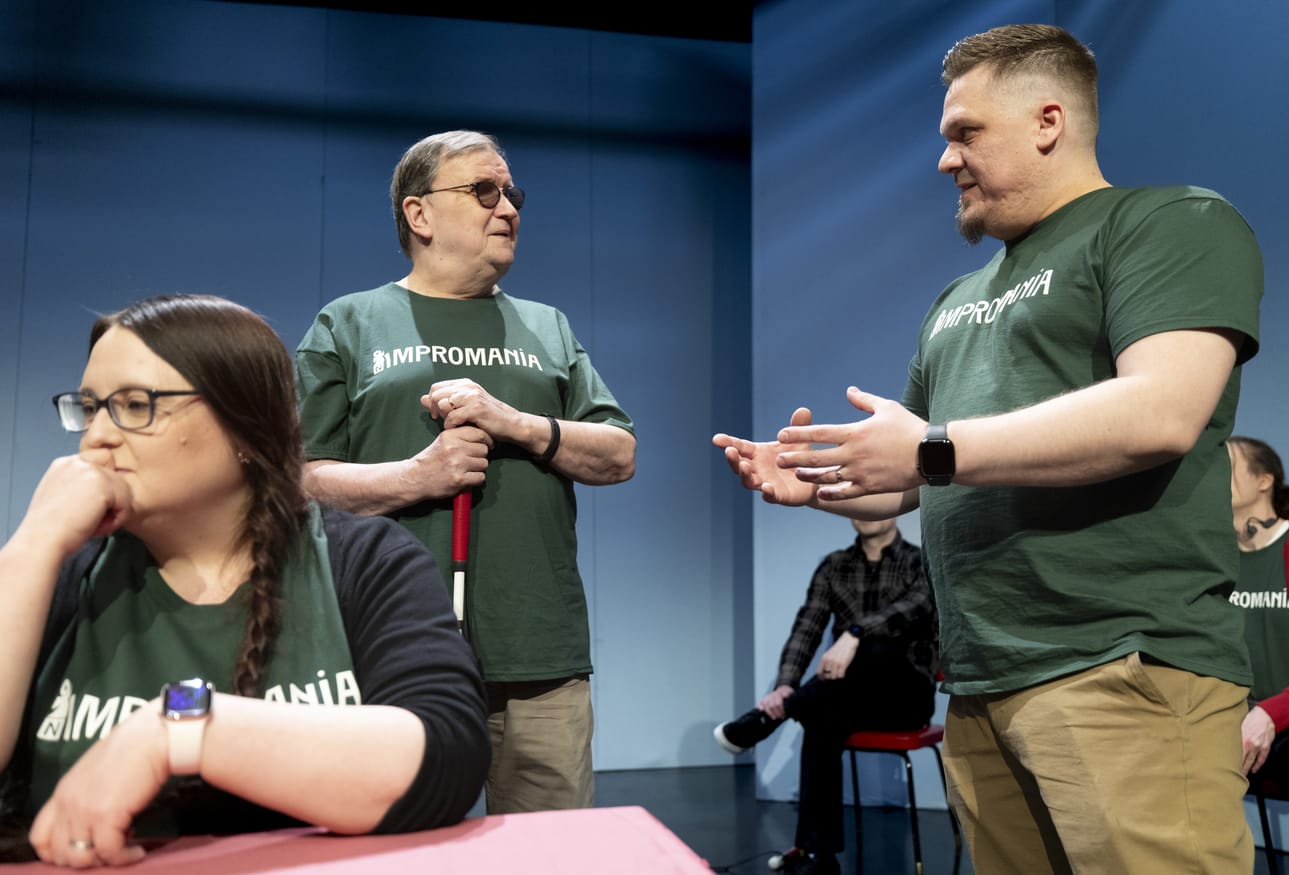 Oululainen Sokkomania on Suomen ensimmäinen ja ainoa näkövammaisten improvisaatioteatteriryhmä. Tässä improvisoidaan kohtaus maalaiskoulussa. Lavalla ovat ryhmän vetäjä Satu Marjanen, Lasse Jalonen ja avustaja Jarkko Kylli.