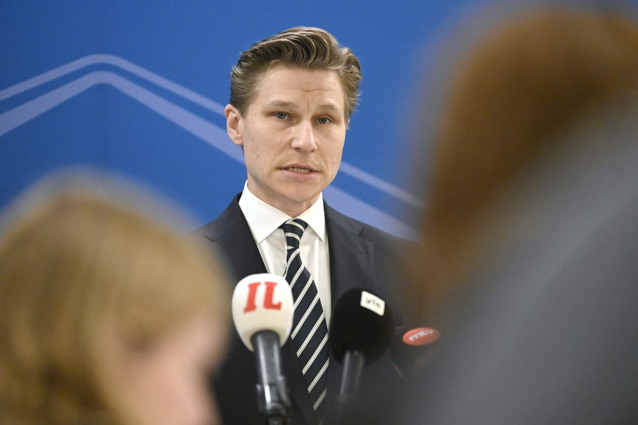Puolustusministeri Antti Häkkäsen mukaan kiellossa olisivat poikkeuksena Suomen kaksoiskansalaiset sekä pysyvän oleskeluluvan haltijat. LEHTIKUVA / Mikko Stig