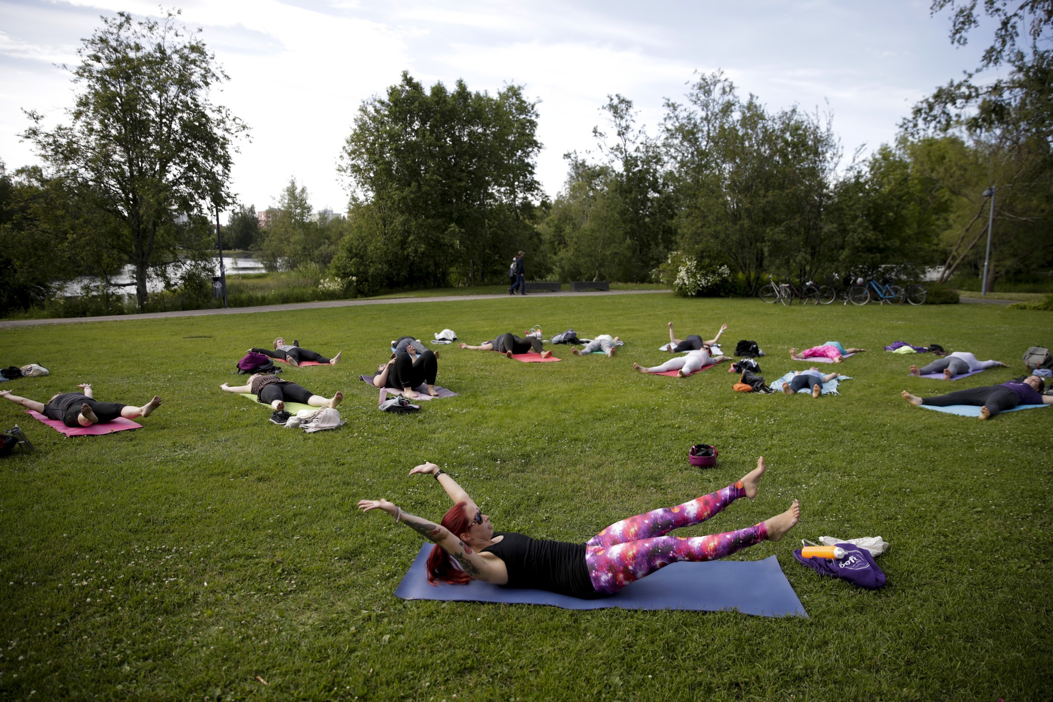 Viileämpi sää sopii ulkona treenaamiseen hyvin. Pop Up Yoga Oulun tunnit Ainolanpuistossa ovat olleet tänä kesänä suosittuja.