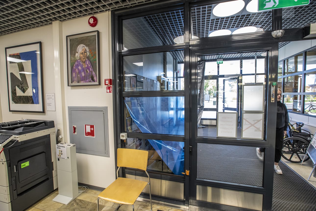 Raahen pääkirjaston on havaittu hajua, jota on epäilty homeen aiheuttamaksi, Homeesta ei ole mitään näyttöä. Rakennusta tiivistetään ja ilmanvaihto on saatettu tasapainoon, jotta rakenteista ei tule hajuja sisäilmaan.