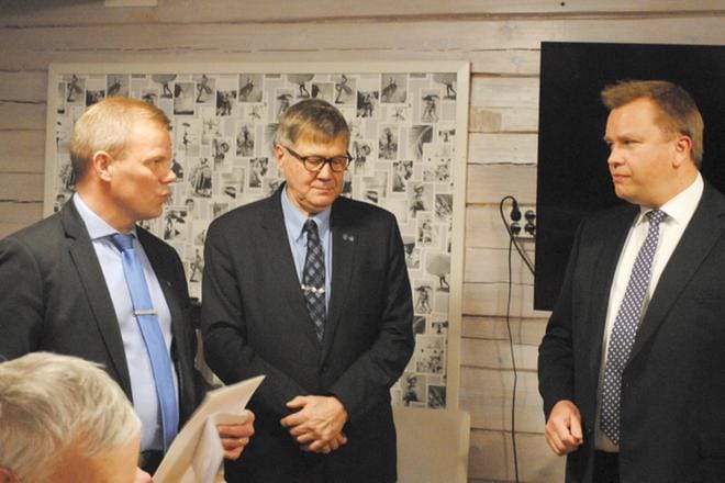Ähtärin kaupungin johto (kuvassa kaupunginjohtaja Jarmo Pienimäki ja kaupunginvaltuuston puheenjohtaja Heimo Pirttimäki) esitti puolustusministerille huolensa kuulopuheista, joiden mukaan Räjähdekeskuksen henkilöstöä oltaisiin vähentämässä. Kaikkonen lupasi töiden jatkuvan siellä entisellään. KUVA:EEVA-LIISA KULJU