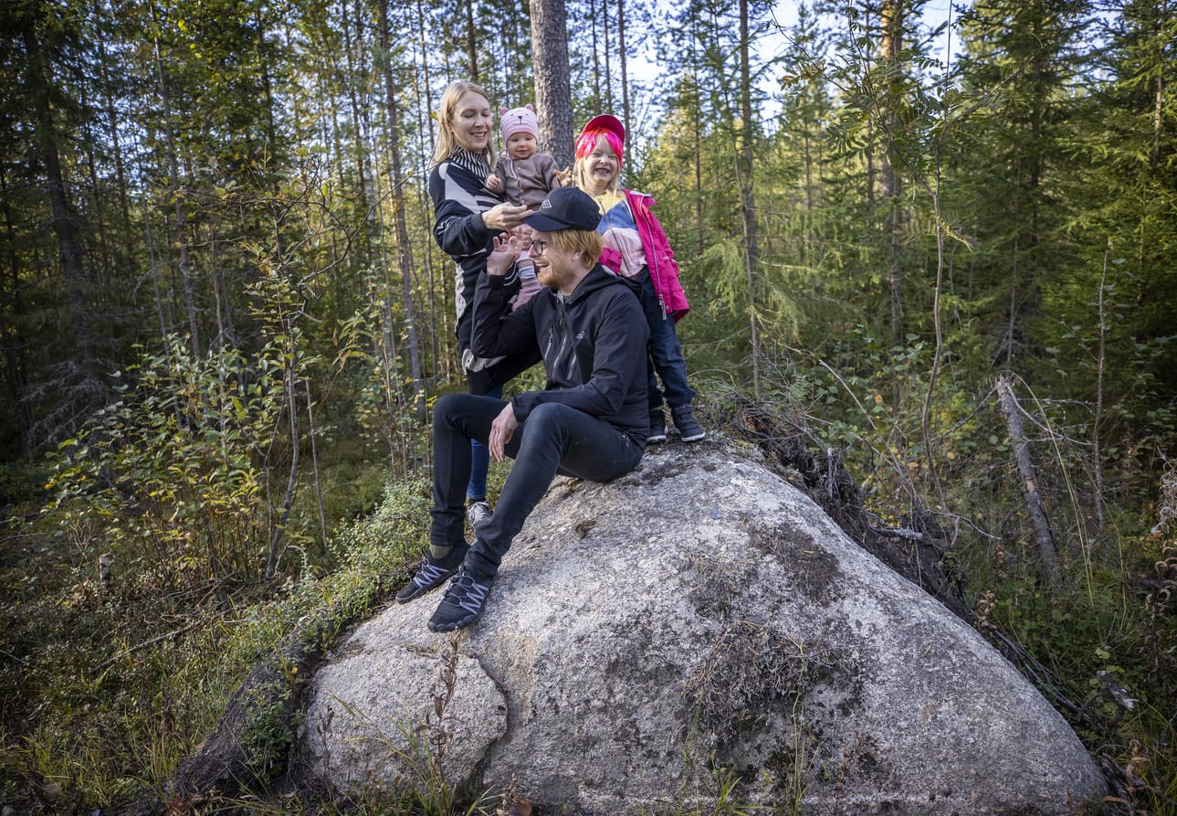 Elina Korhonen ja Joose Mikkonen ovat lastensa Matildan (Elinan sylissä) ja Edithin kanssa intoutuneet laajentamaan retkeilymaisemiaan korona-aikana.