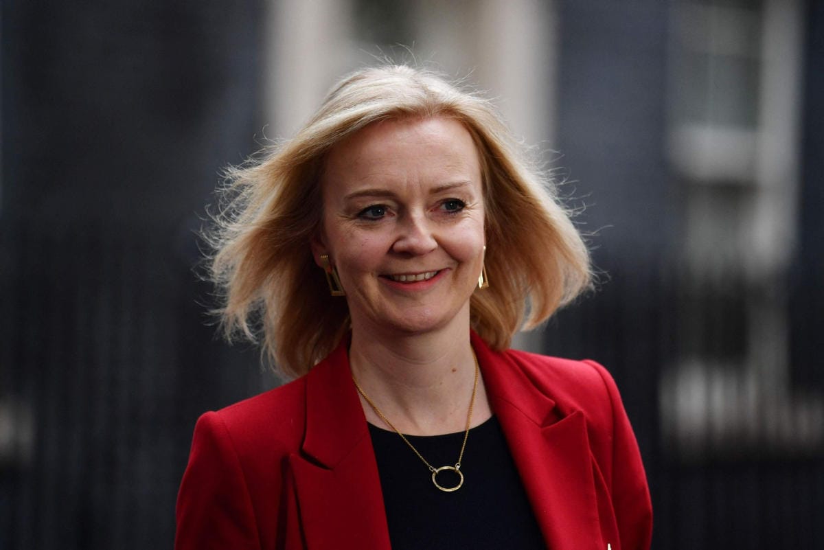 Liz Truss sai salkkuunsa lisää täytettä, koska Britannian brexit-neuvotteluja johtanut ministeri David Frost erosi sunnuntain vastaisena yönä. LEHTIKUVA/AFP