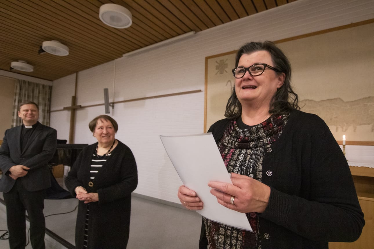 Seurakunta palkitsi Suvi Silvolan seurakuntatyön pronssisella merkillä pitkästä luottamushenkilötyöstä.
