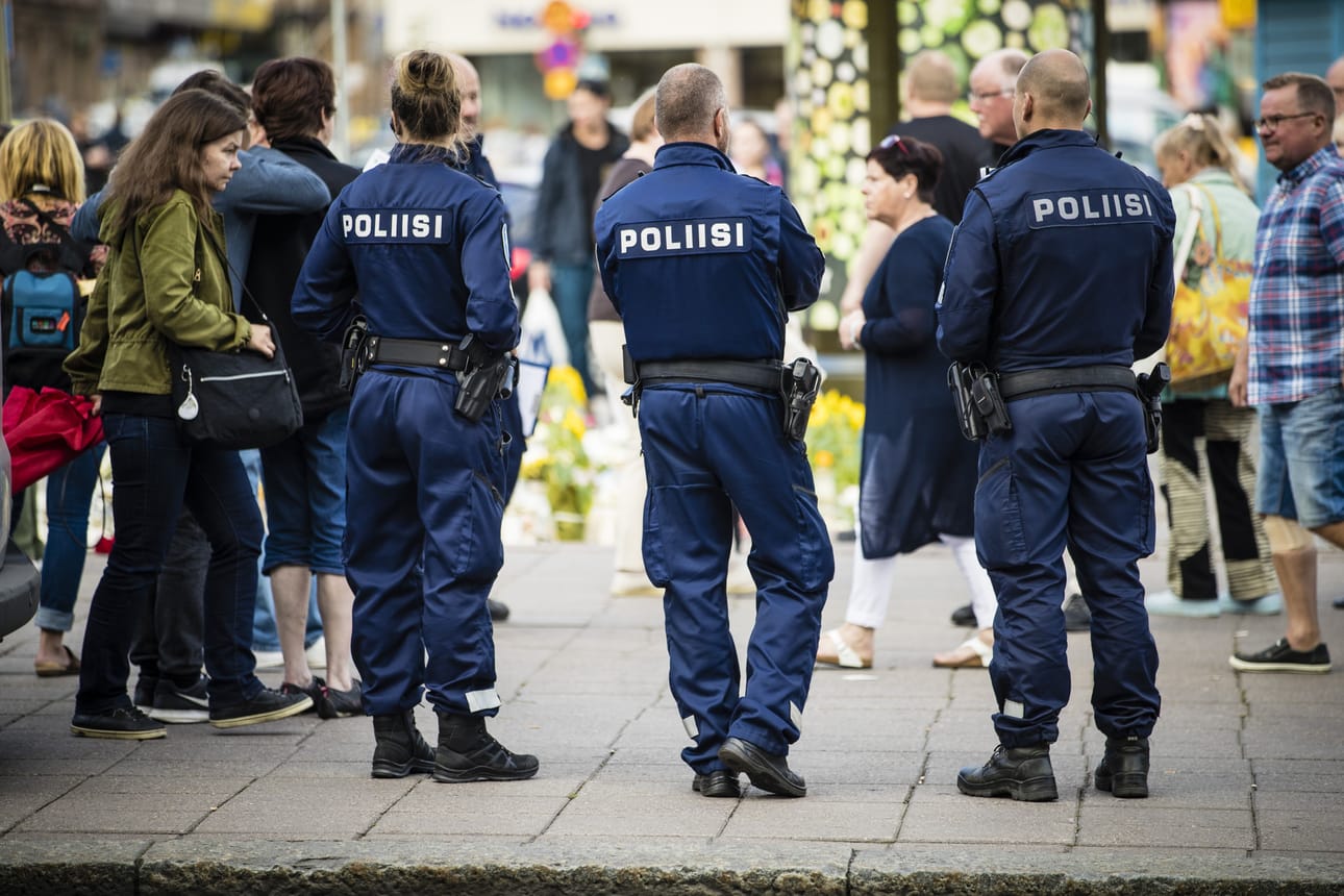 Poliisi partioi Turun torilla muutama päivä elokuisen puukotuksen jälkeen. Sisäisen turvallisuuden strategiassa mainitaan terrorismi yhdeksi Suomen tulevasta turvallisuusuhkasta.