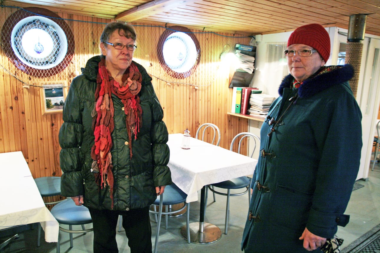 Illalla Hailuotolaivalla oli ollut vieraita. Niinpä kyläyhdistyksen puheenjohtaja Maija Juusola (vasemmalla) ja taloudenhoitaja Marja-Leena Hentilä kävivät tarkistamassa laivan kunnon. – Siistiltä näyttää, he totesivat.