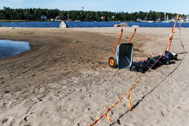 Vaasan kaupungin vihertoimen työntekijät siivosivat Hietasaaren uimarantaa maanantaina. Valkoposkihanhien ulostetta kerättiin mustiin jätesäkkeihin. Ympäristöinsinööri Ulla Udd epäilee, että kohonneet bakteeriarvot voivat osin johtua valkoposkihanhista. KUVA: OUTI NEUVONEN