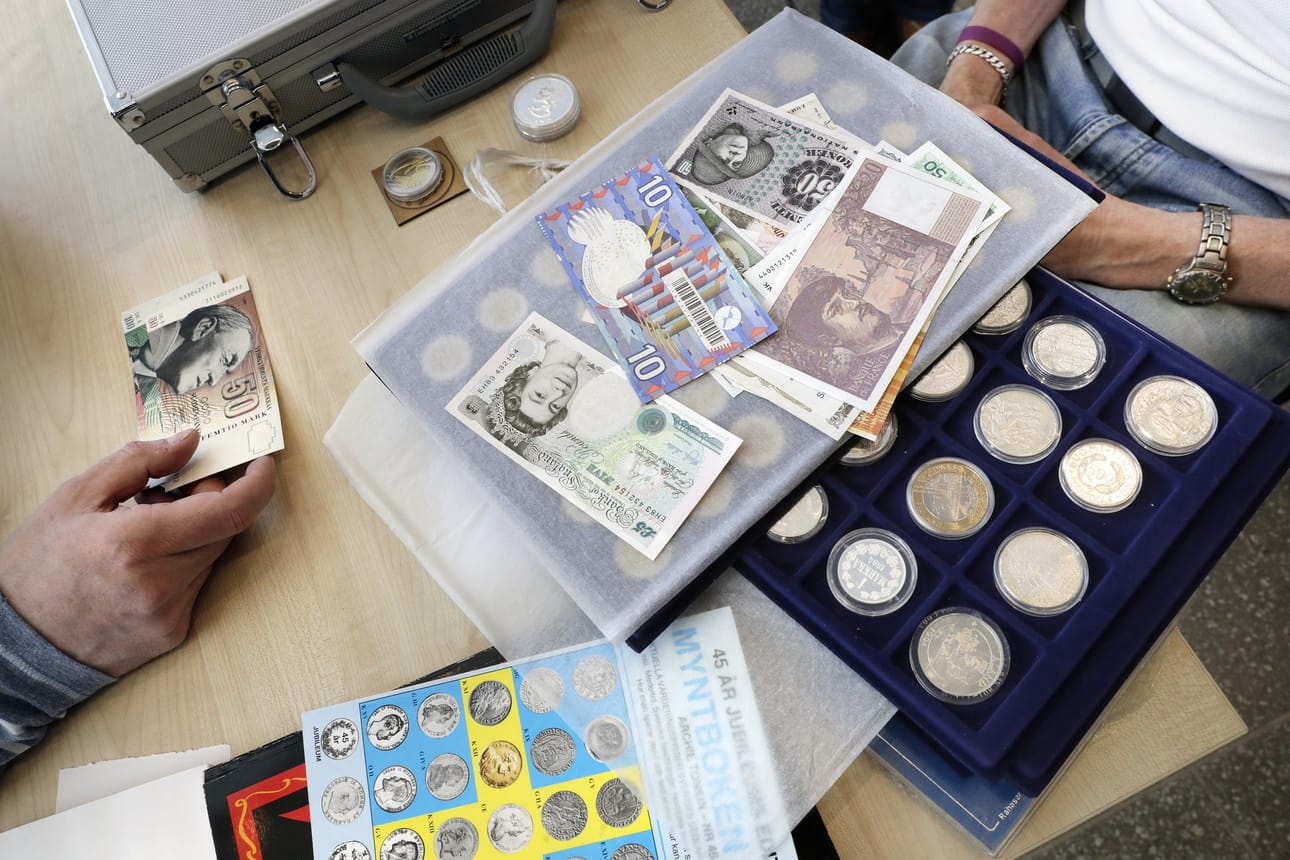 Oululaiset toivat lauantaina vanhoja rahojaan arvioitaviksi Oulun numismaattisen kerhon arviointitilaisuuteen pääkirjastolle.