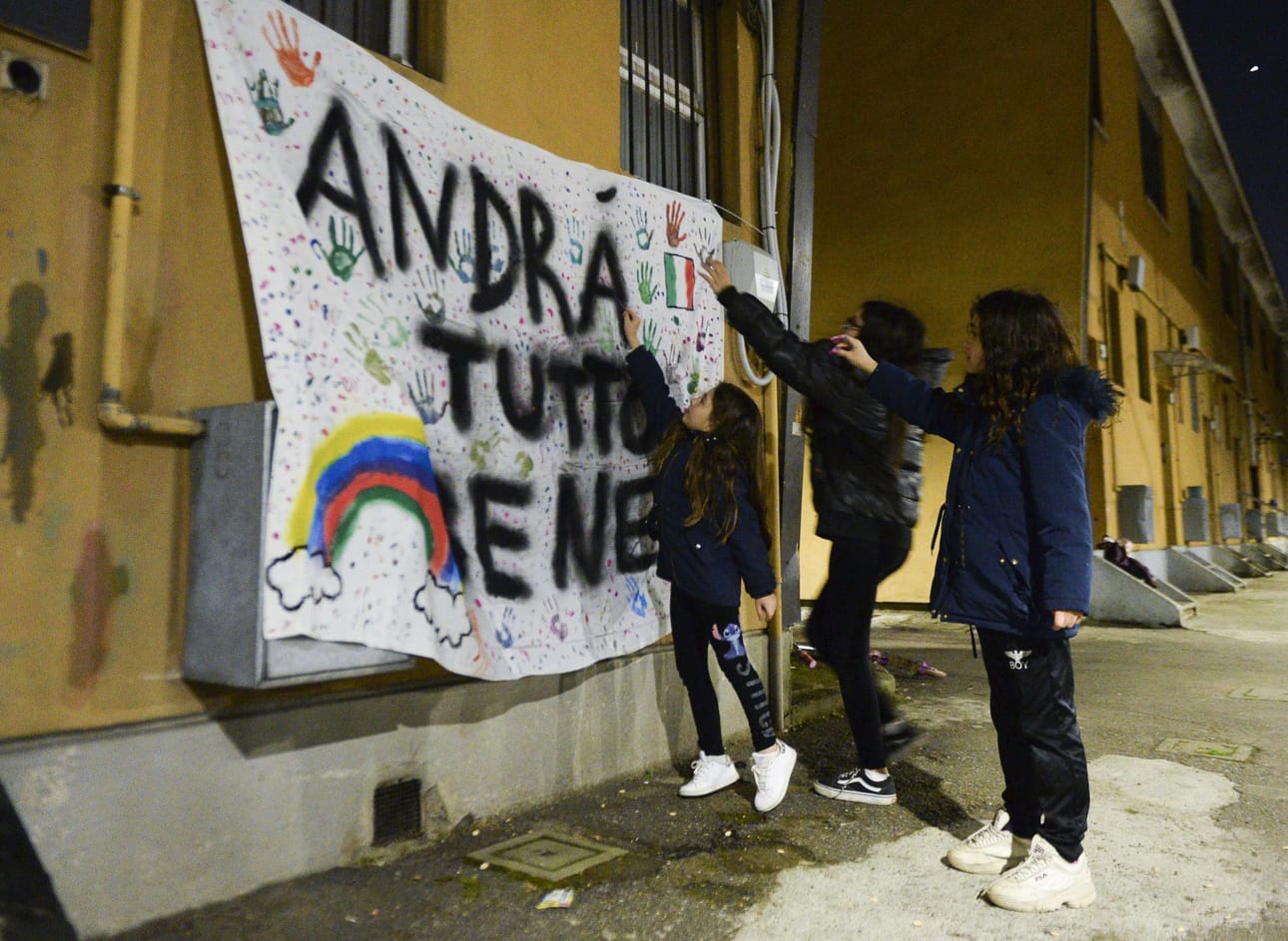 "Kaikki tulee olemaan hyvin", lukee milanolaistalon seinässä. Italia on pahiten koronaviruksesta kärsivä alue Euroopassa.