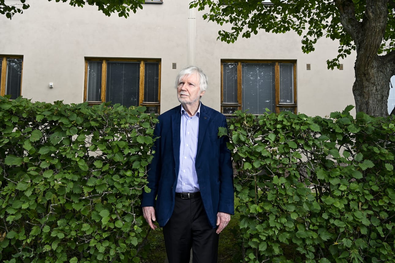 Valtakunnan politiikan jättänyt Erkki Tuomioja tunnetaan edelleen ajankohtaisten asioiden kommentaattorina ja kirjailijana.