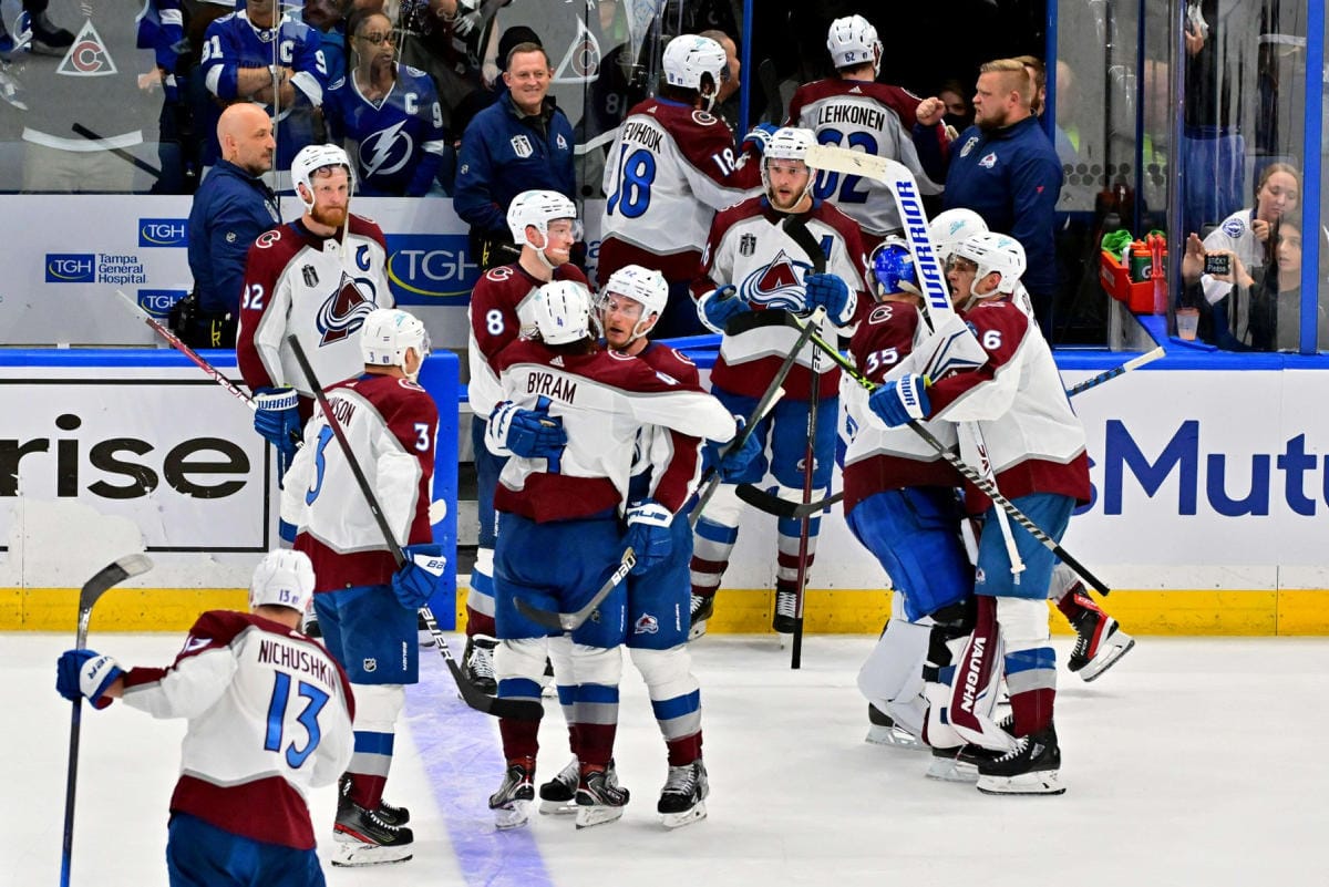 Coloradon Nazem Kadri joukkuetovereineen juhli Coloradon 3 -2-voittomaalia, johon Artturi Lehkonen tarjoili syötön. LEHTIKUVA/AFP