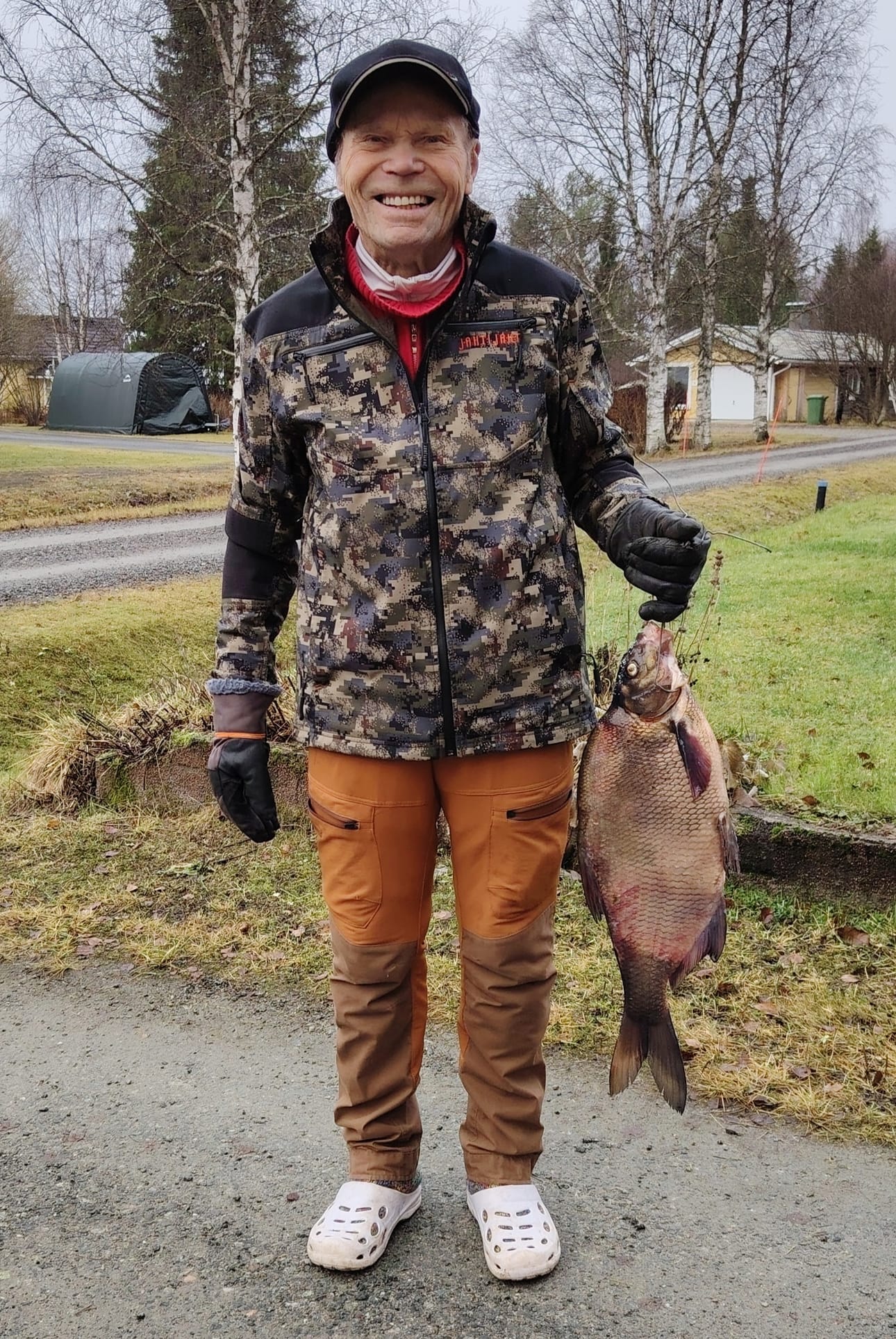 Veikko Rontin siikaverkkoihin ui 60 sentin pituinen lahna.